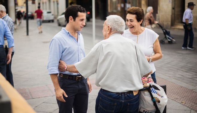 Saludado por aficionados que lo reconocen en la calle.    MANU GARCÍA