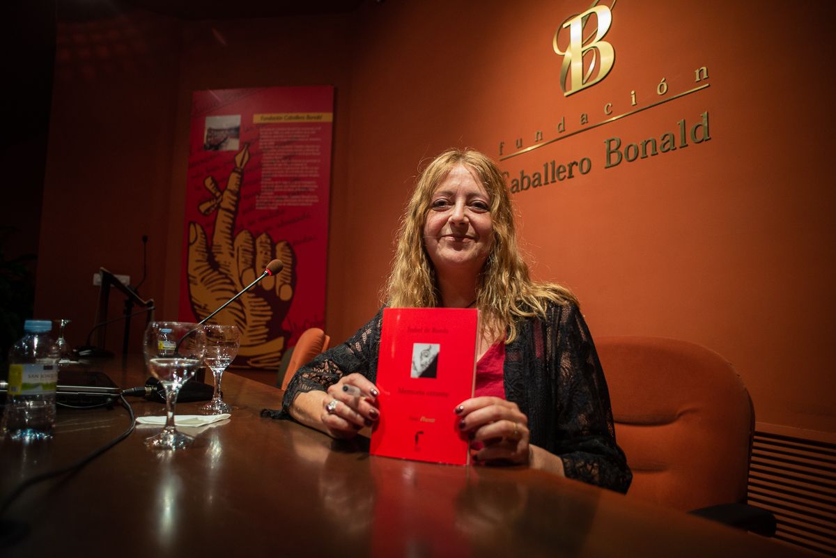 Isabel de Rueda, con 'Memoria errante', posando para lavozdelsur.es. FOTO: MANU GARCÍA.