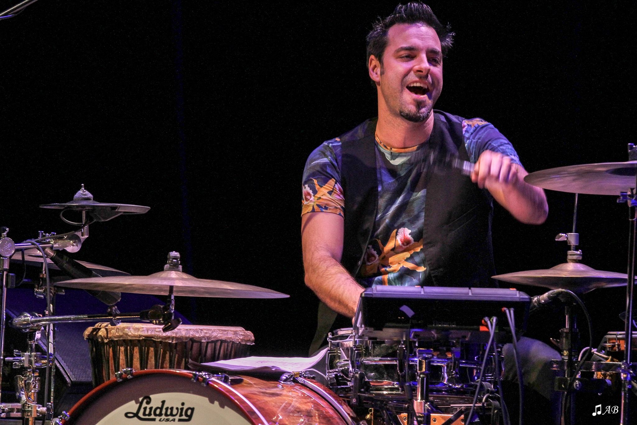 El gaditano Javier Ruibal se unirá a la viguesa Uxía para ofrecer un concierto homenaje a Federico García Lorca y a Rosalía de Castro en Baelo Claudia.