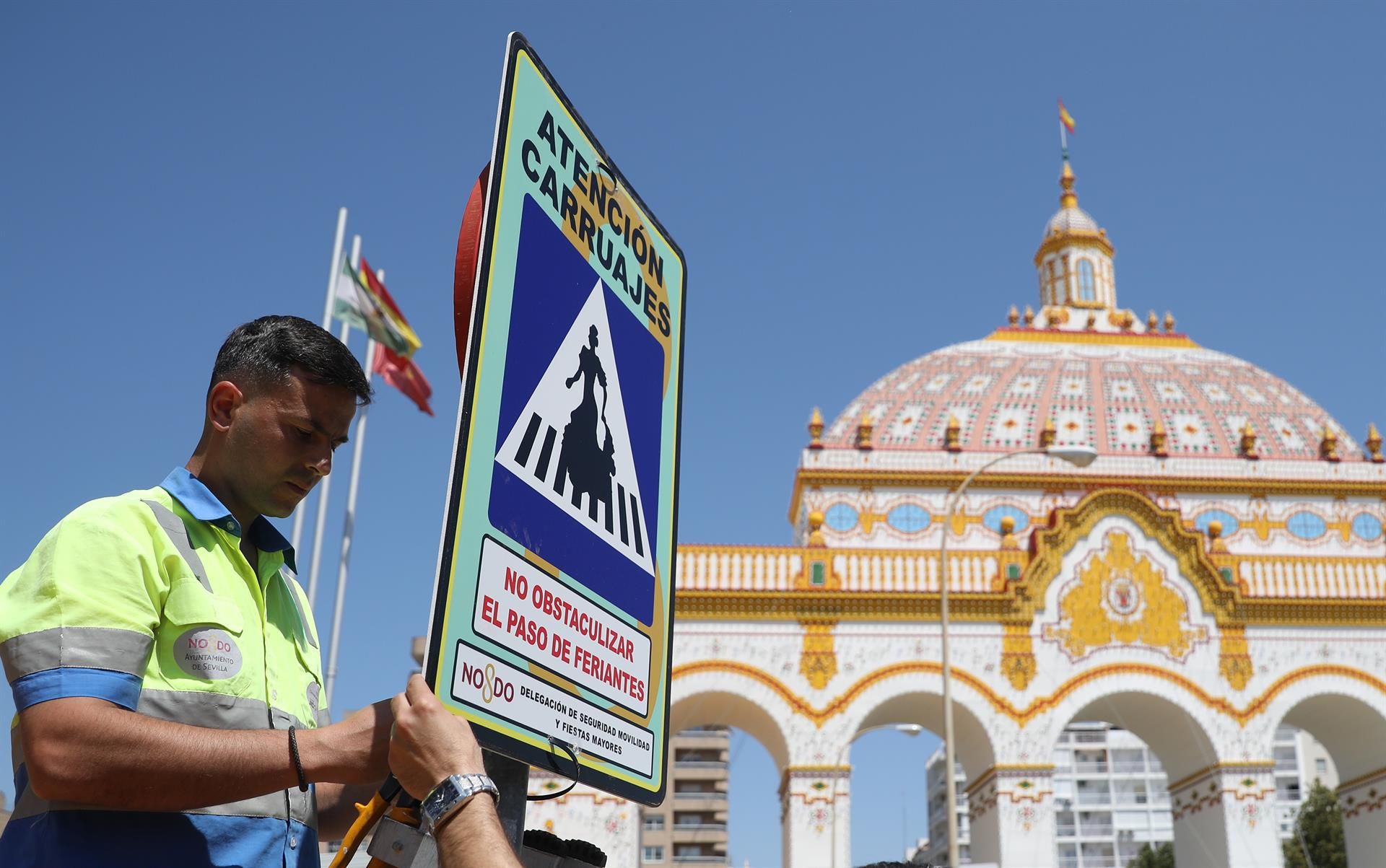 Señales de tráfico con flamencas para la Feria de Abril de Sevilla. FOTO: MARÍA JOSÉ LÓPEZ / EUROPA PRESS. 