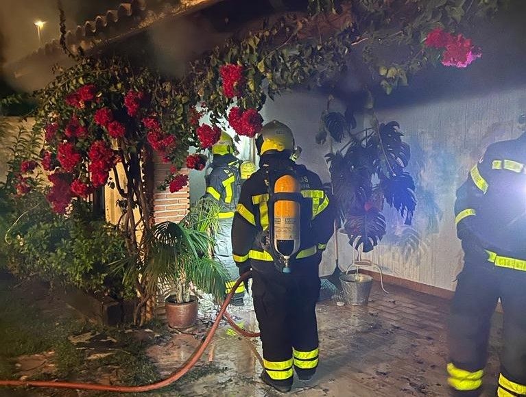 Bomberos en un incendio de un trastero en Chiclana. 