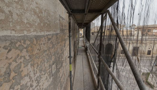 Pasillo que discurre por el andamio que cubre la portada del templo.      MANU GARCÍA 