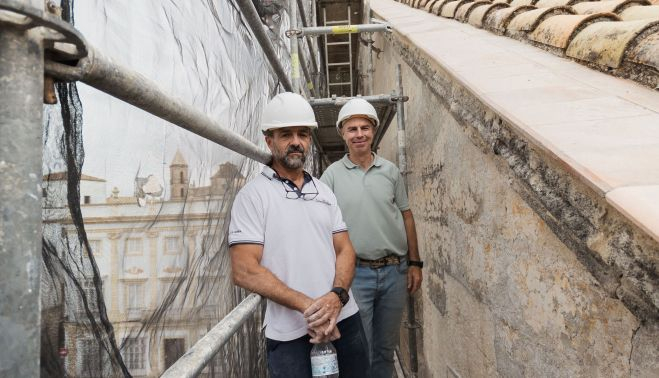 Carlos Torreglosa,constructor, y el restaurador a la altura de las cubiertas De la Iglesia.   MANU GARCÍA 