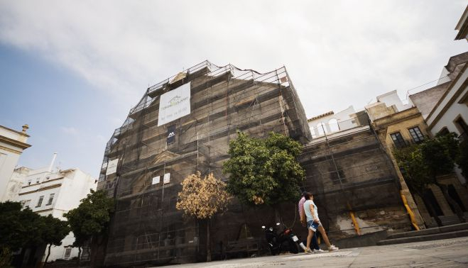 Vista general de la fachada principal del templo ahora cubierta por el andamiaje.    MANU GARCÍA 
