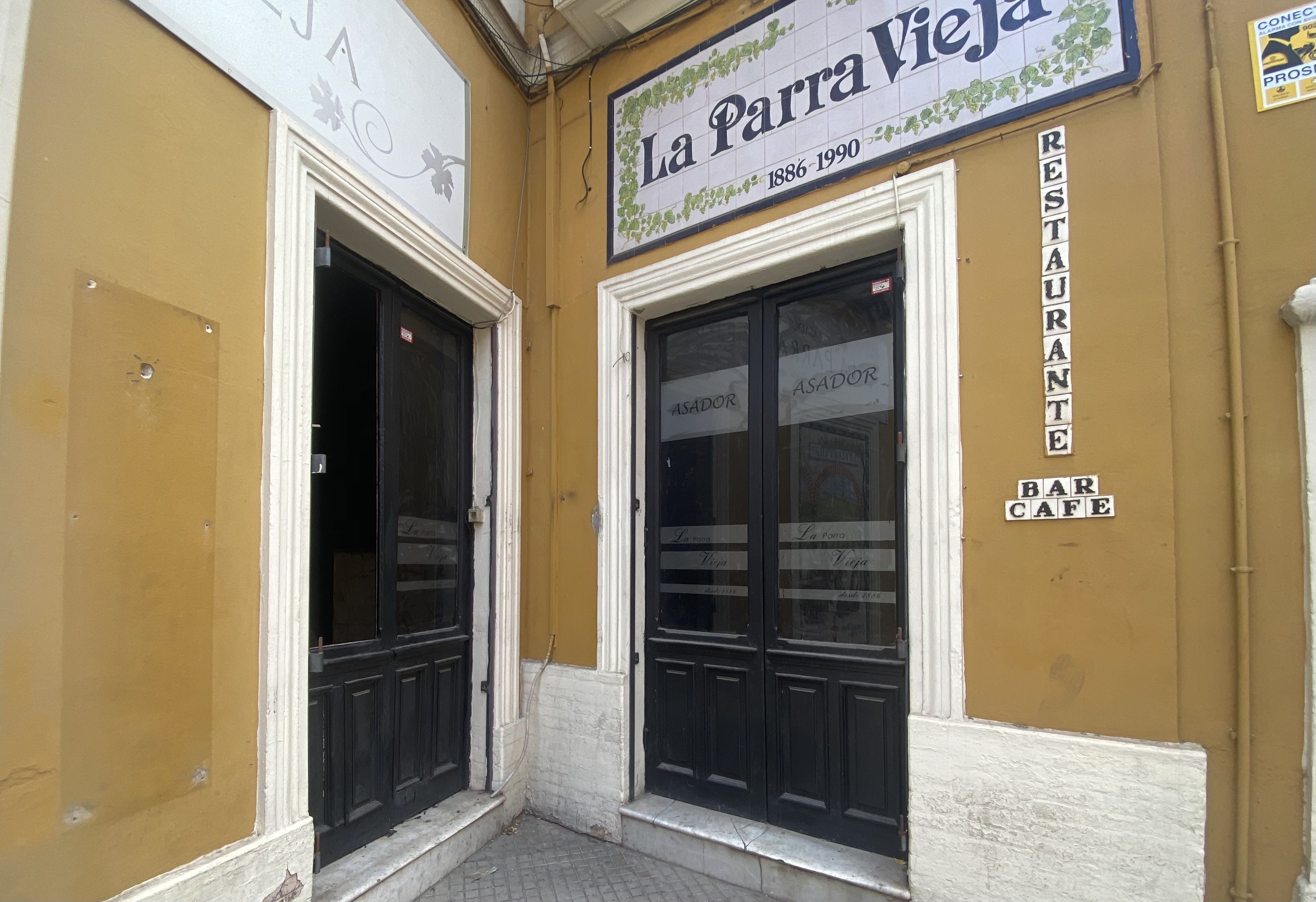 Aspecto del acceso principal de La Parra Vieja, en el centro de Jerez, violentado.