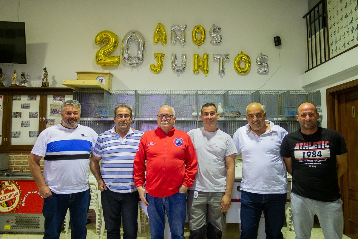 De izquierda a derecha: Luis López, Paco Benítez, Pepe Velarde, Ismael Vargas 'El Nelo', Antoñín Mateo y David Caravaca 'Cata', en el interior de la Sociedad de Colombicultura de Guadalcacín. FOTO: MANU GARCÍA.  