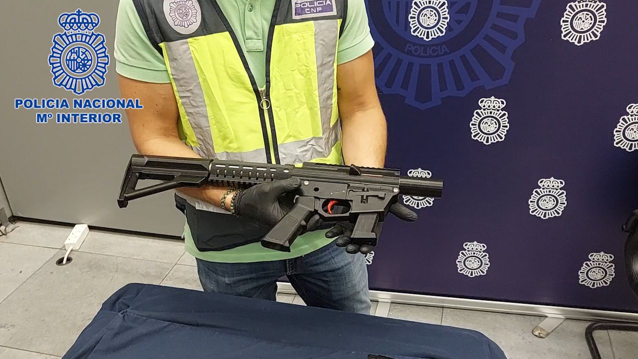 El fusil construido con piezas en 3D.