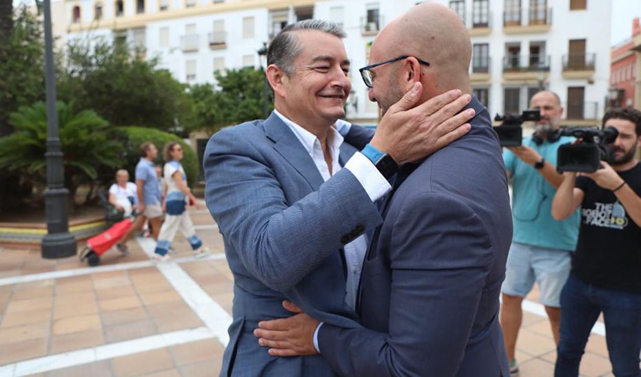 El consejero de la Presidencia, Antonio Sanz, con el alcalde de El Puerto, Germán Beardo. 
