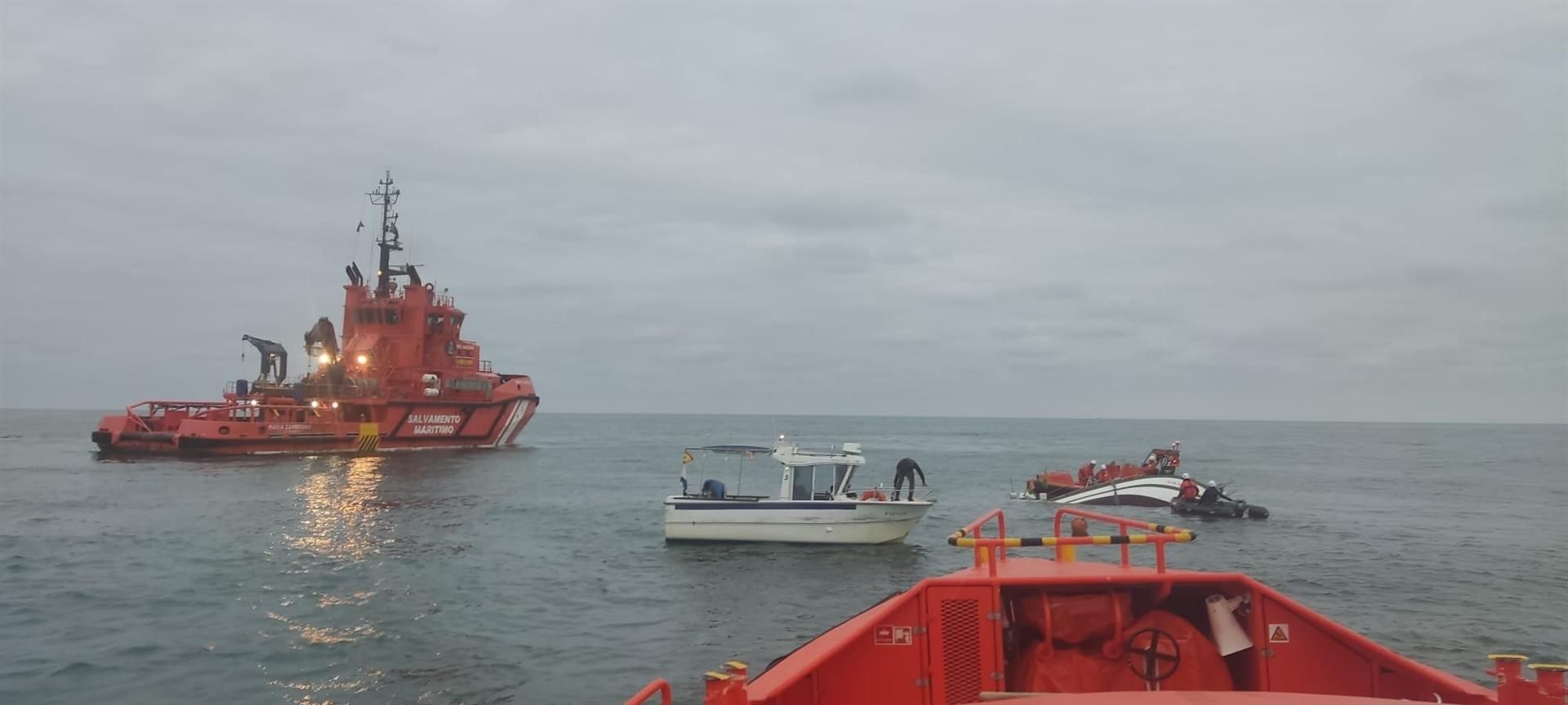 Salvamento Marítimo y los pesqueros accidentados en la costa de Cádiz.