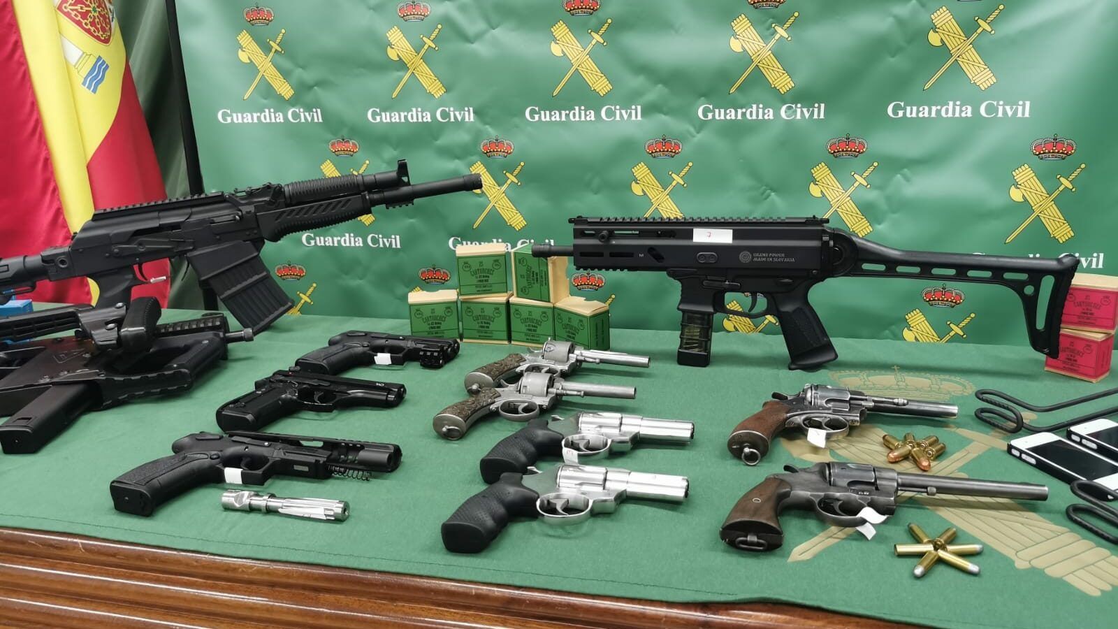 Imagen de algunas de las armas incautadas a dos hermanos en Málaga.