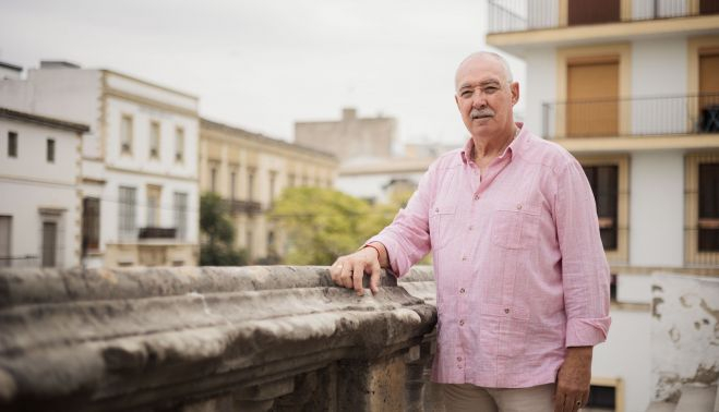 Antonio Padillo en el reducto de la Catedral con la antigua comisaría al fondo.   MANU GARCÍA