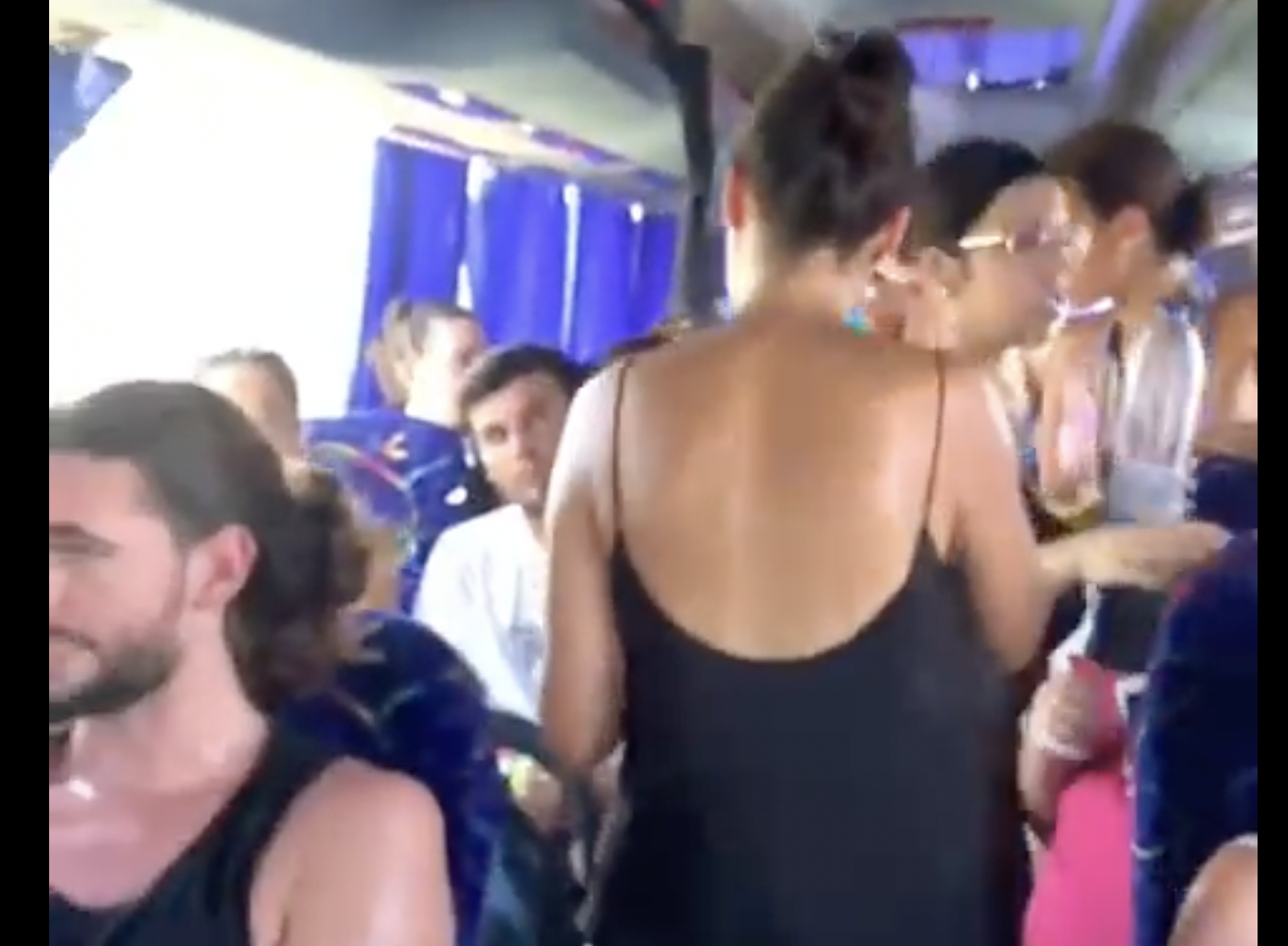 Imagen de los jóvenes afectados por el calor en el autobús que los llevaba de vuelta tras el Arenal Sound.