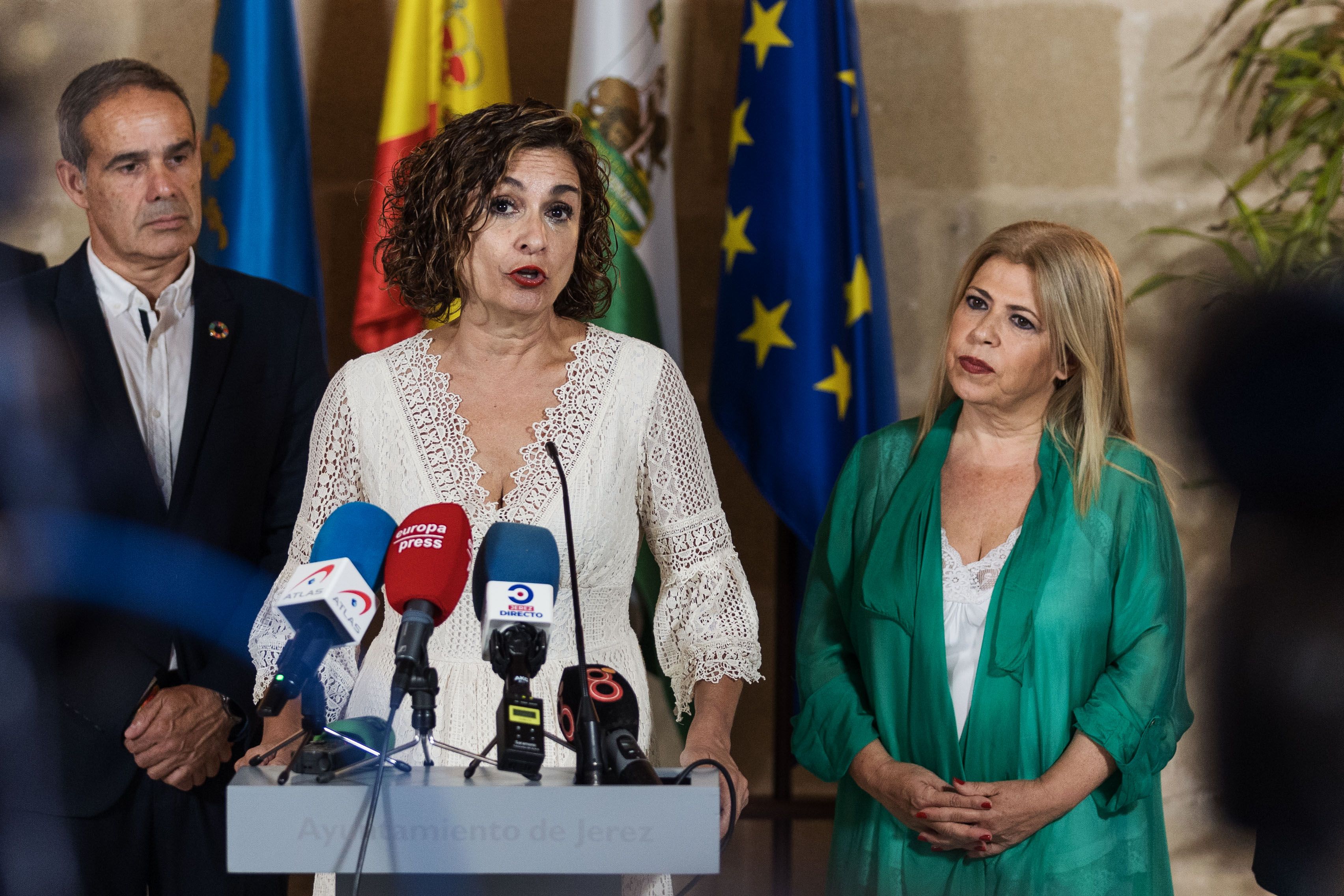 La ministra de Hacienda y Función Pública, María Jesús Montero, y la alcaldesa de Jerez, Mamen Sánchez. La opinión 912.