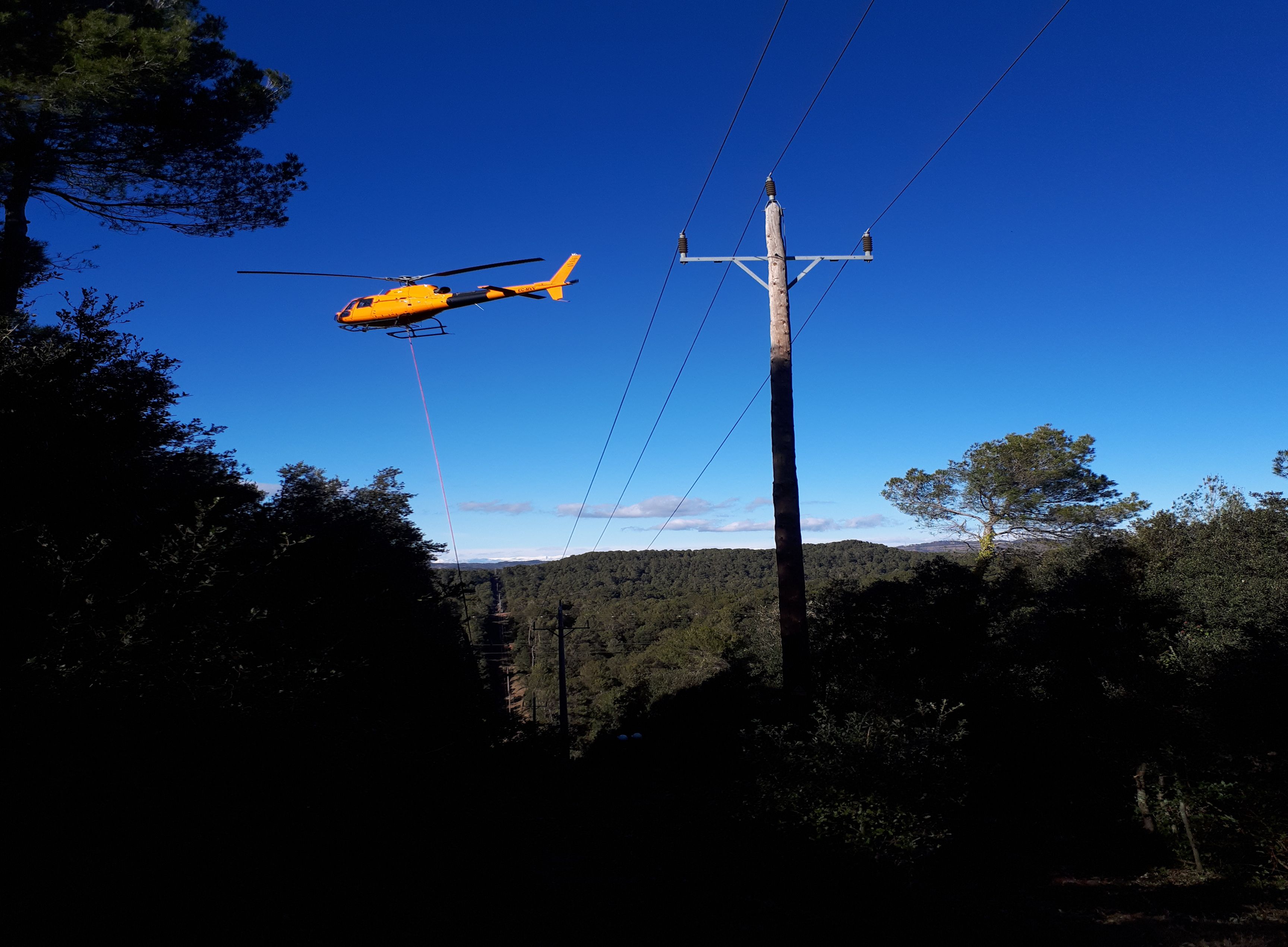 Helicóptero supervisando las redes eléctricas de Endesa.