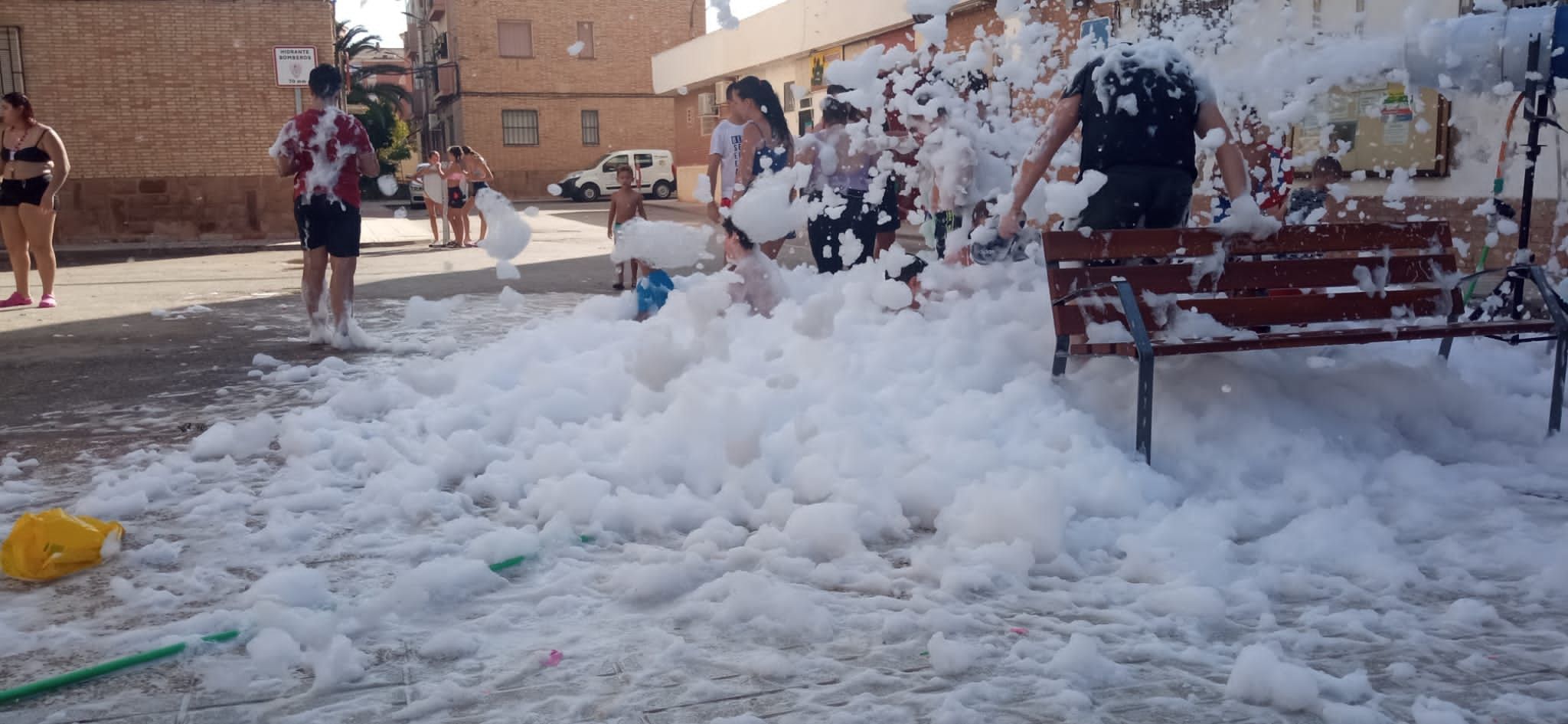Imagen de una fiesta globos de agua y espuma. El Puerto celebra una actividad lúdica y refrescante para todos sus vecinos este sábado.