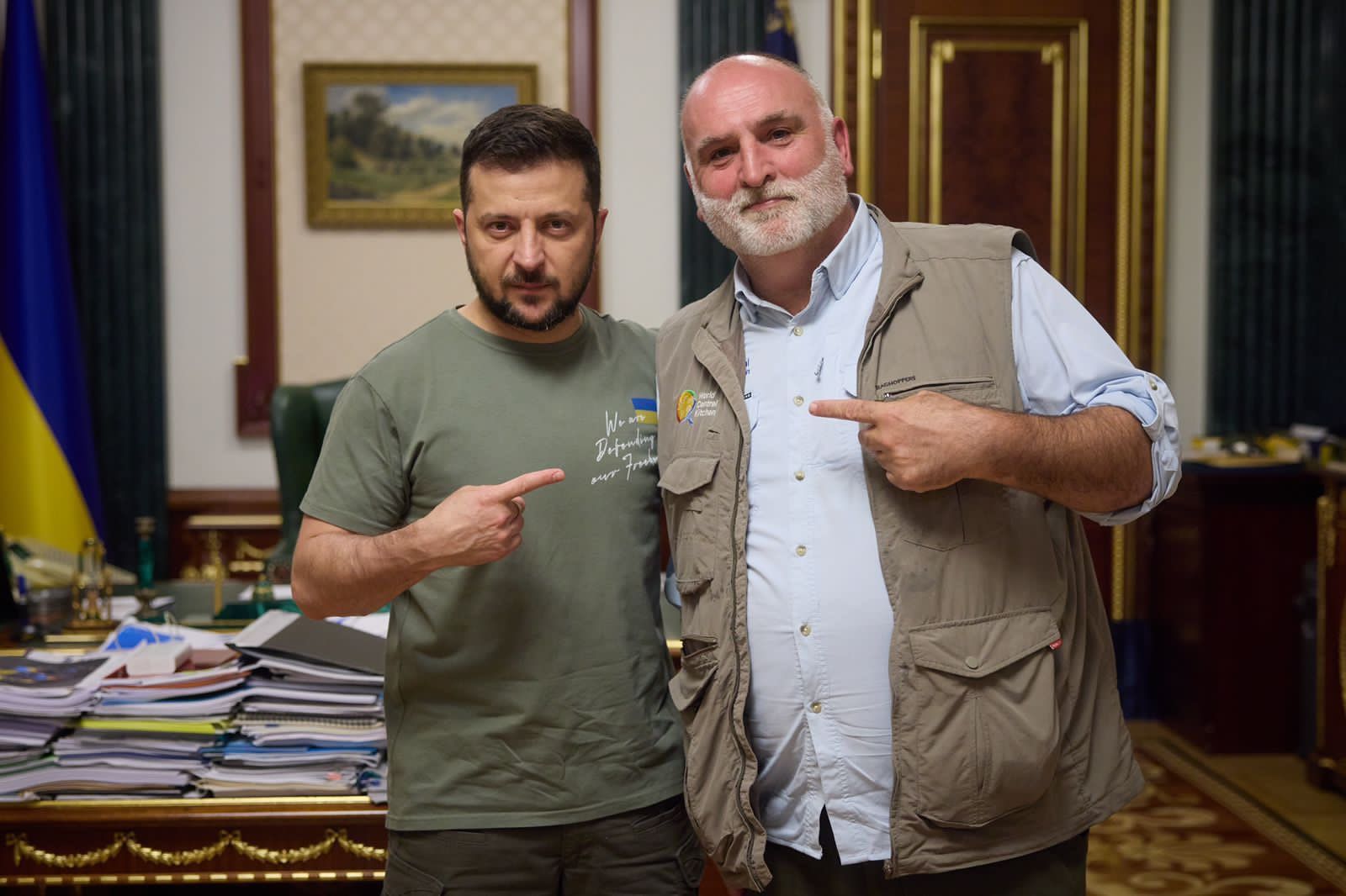 El presidente de Ucrania, Zelenski, con el chef José Andrés.