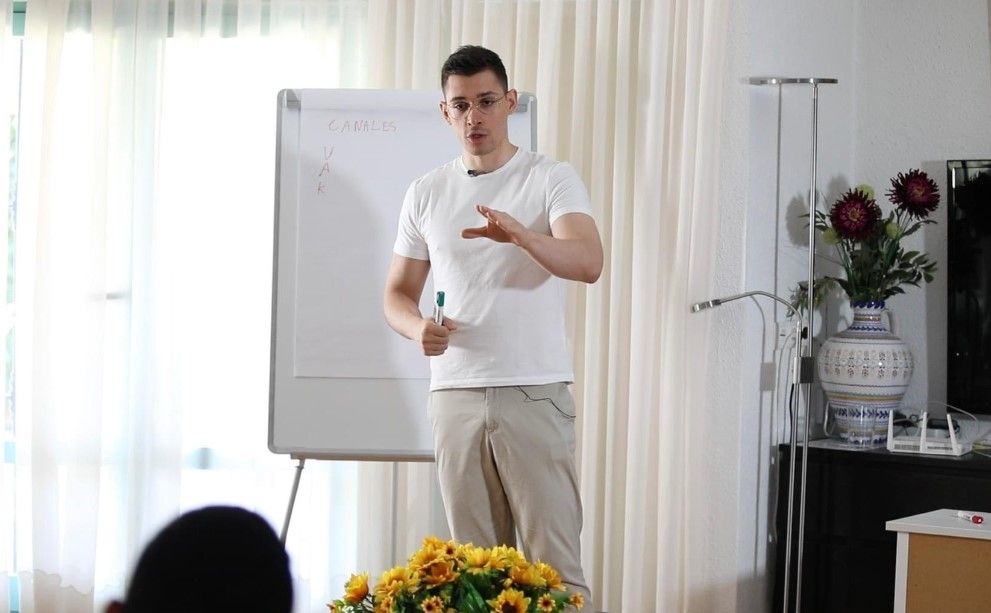 Mike Toro en una foto de su campamento en su página web.