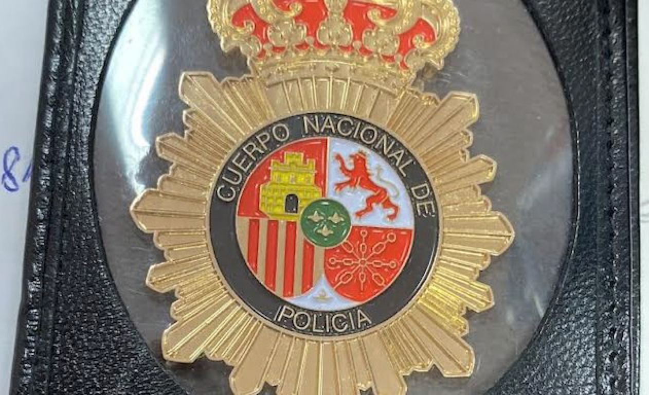 Placa de Policía Nacional falsificada.