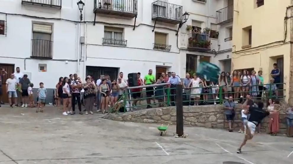 Una competición tradicional de un pueblo de Teruel sale mal y lanza un 'carretillazo' al público