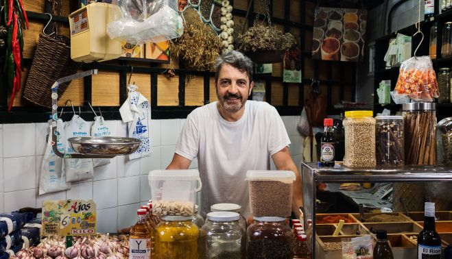 David Reinado en su puesto de especias. MANU GARCÍA