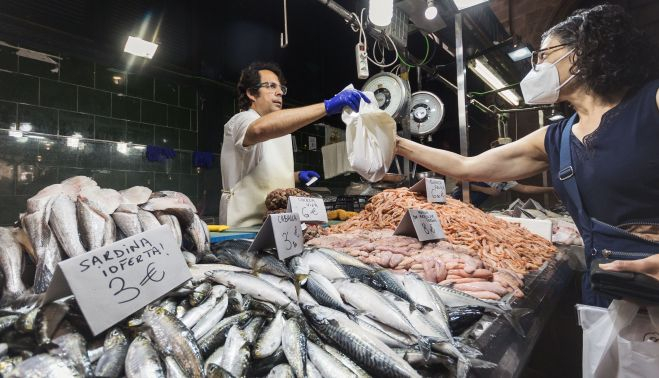 Alonso Flores en su puesto en la zona del pescado. MANU GARCÍA
