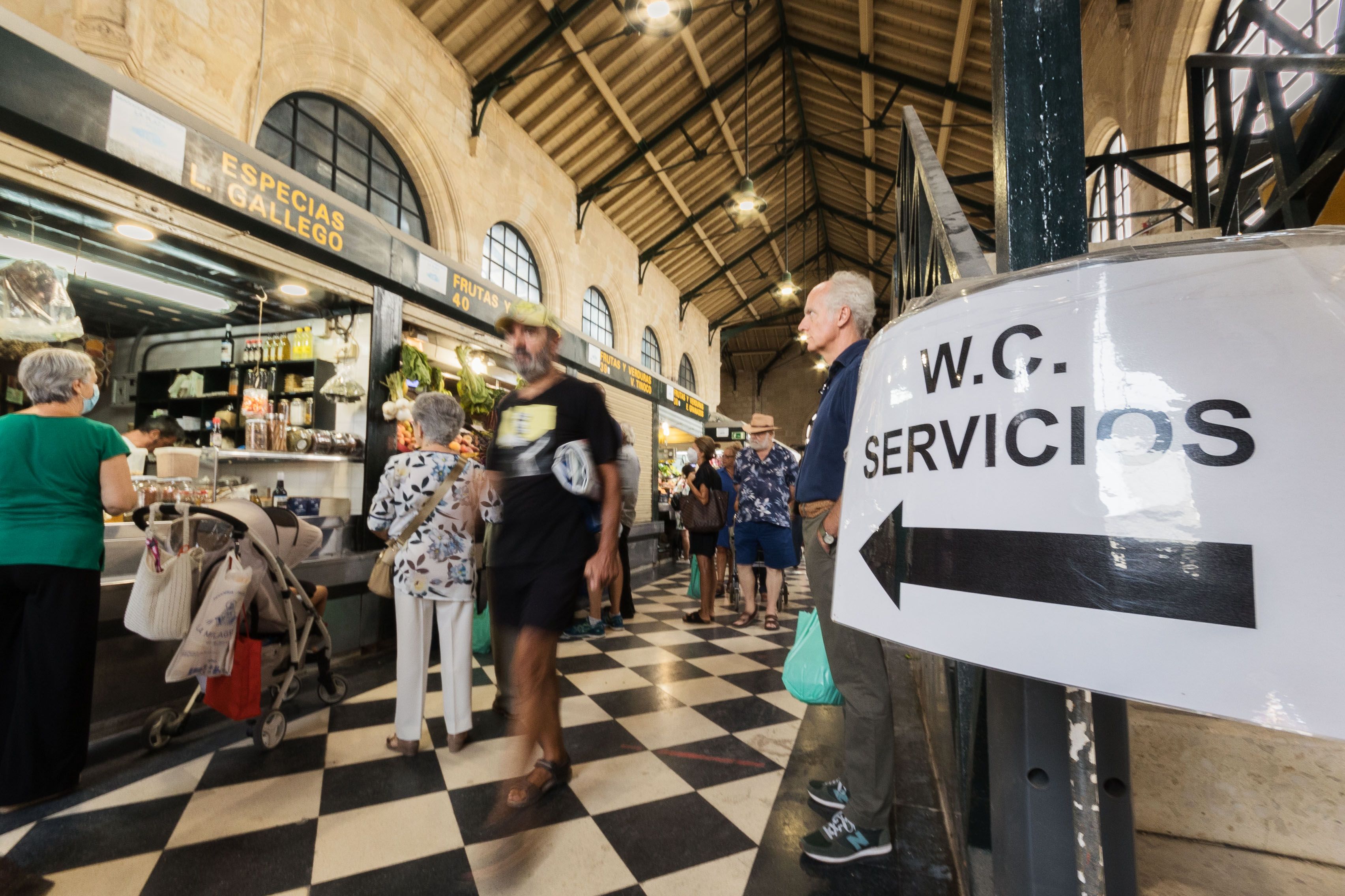 Una de las calles que aún siguen abiertas. MANU GARCÍA