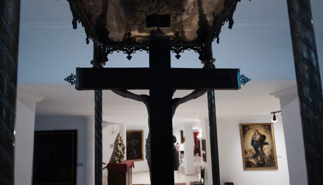 Oratorio con un crucificado.   MANU GARCÍA