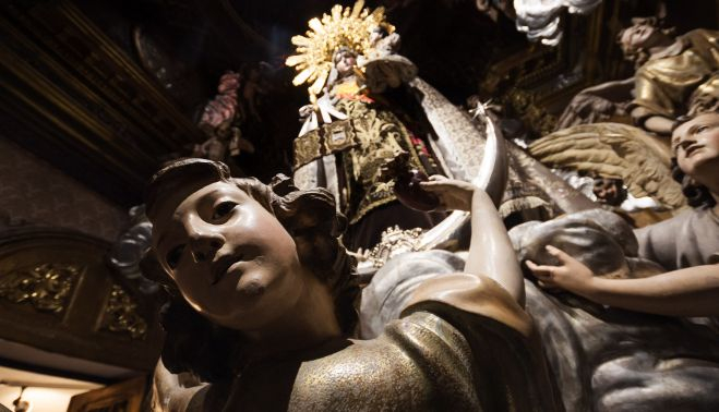 La Virgen del Carmen de Jerez en su camarín.     MANU GARCÍA