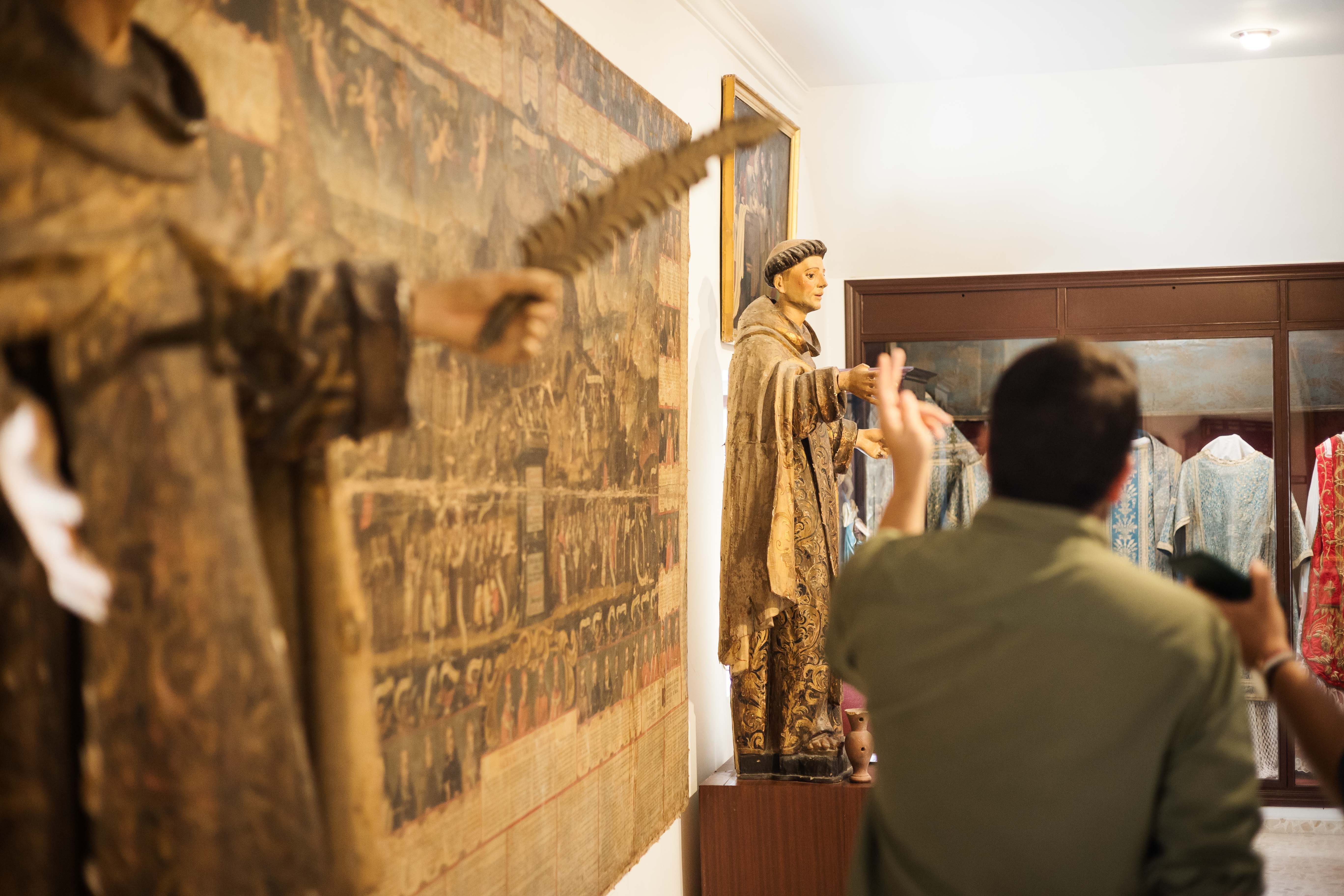 El director doe museo junto a un gran lienzo denominado 'Apoteosis del Carmelo'.   MANU GARCÍA
