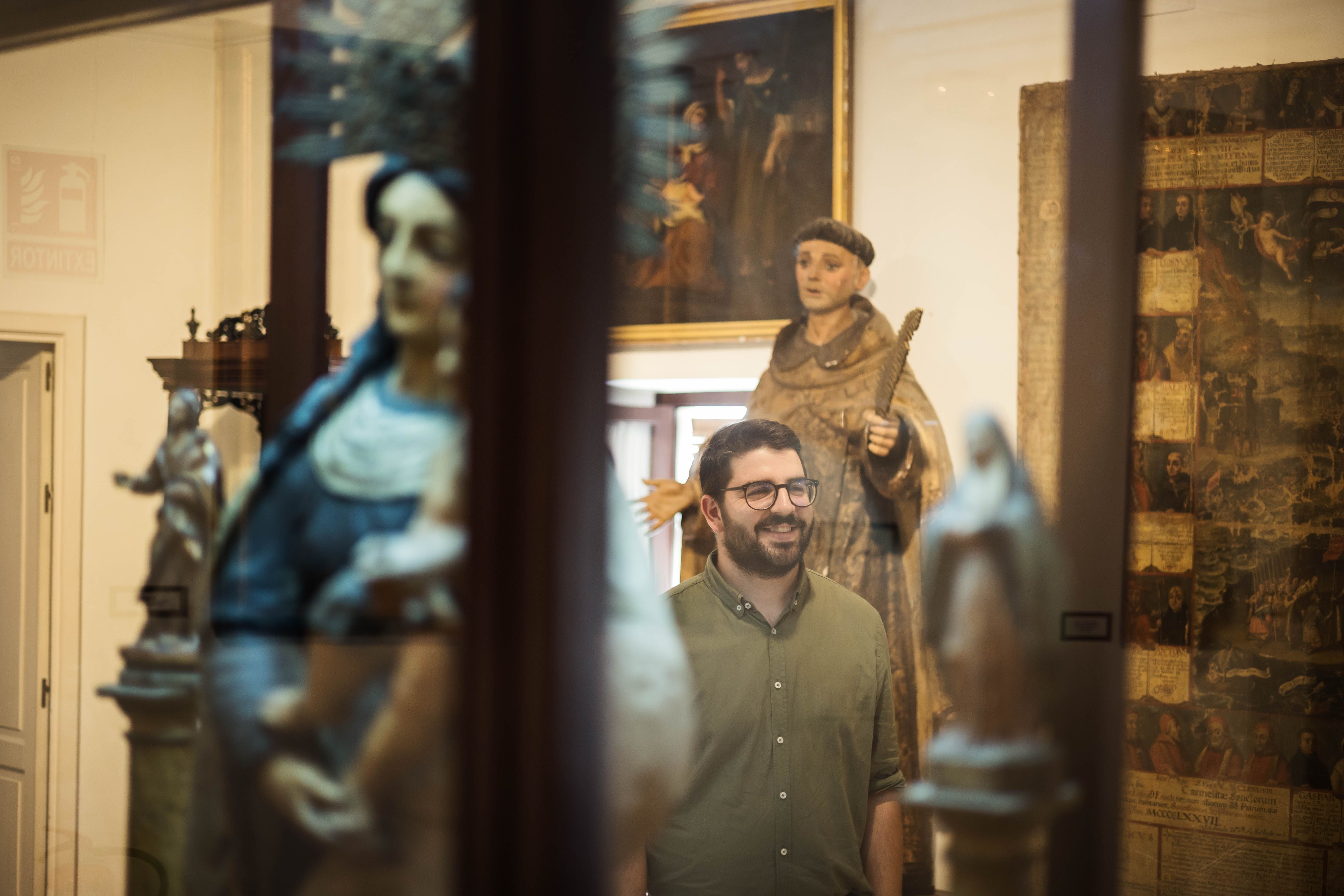 Lomas entre esculturas y vitrinas en la segunda planta del museo.   MANU GARCÍA