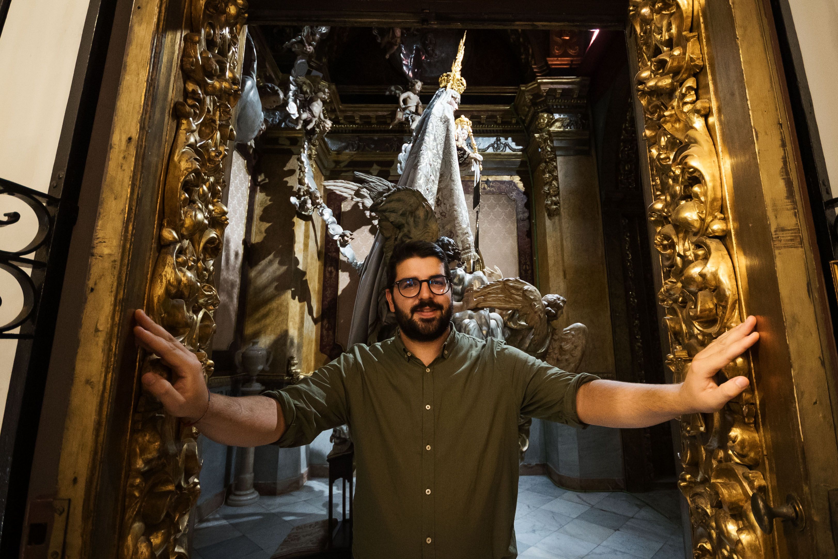 En septiembre reabre el de arte sacro del Carmen. Daniel Lomas abriendo las puertas del camarín de la Virgen.