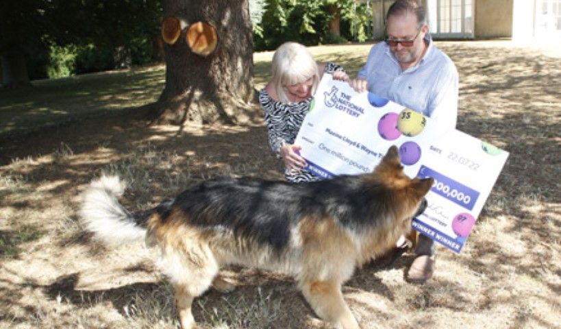 Maxine Lloyd y su marido, Wayne Tilbury y su perro Rosco.  LOTERIA NACIONAL UK