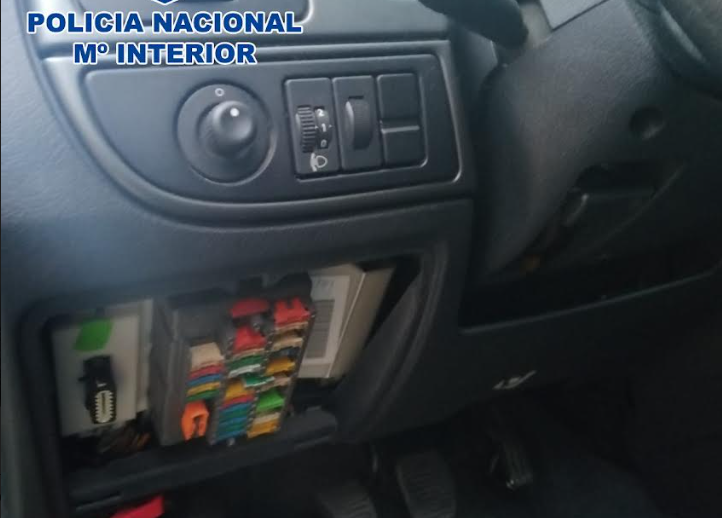 Imagen del interior de uno de los coches desvalijados en Jerez.
