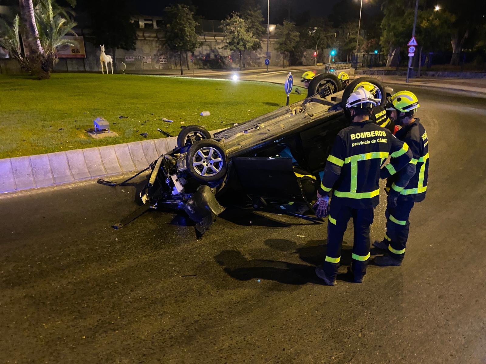 Un coche volcó la pasada madrugada en la rotonda del Depósito de Sementales de Jerez.