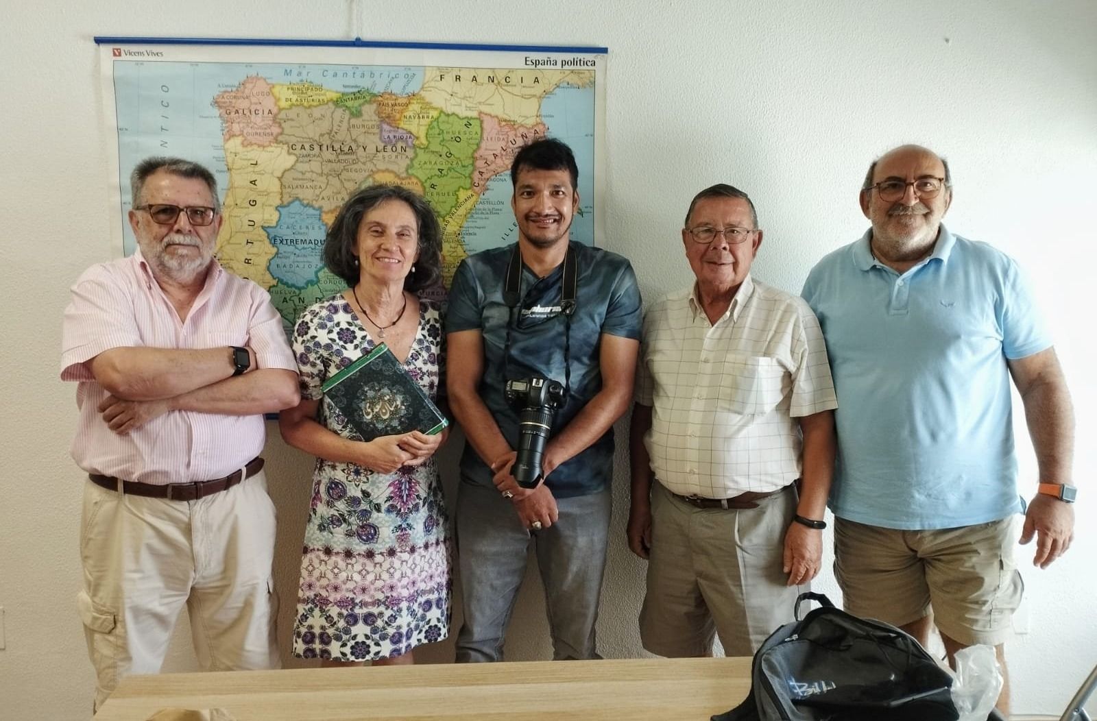 Imagen de la donación de una cámara profesional a Abdullah por parte de la Agrupación Fotográfica San Dionisio de Jerez.