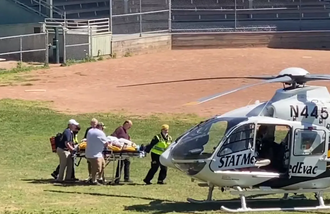 El escritor Salman Rushdie sobrevive con respiración asistida tras sufrir un ataque durante una conferencia.