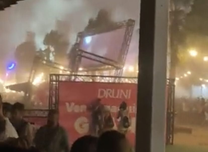 Los asistentes denuncian que se les desalojó hacia una zona donde se estaban desprendiendo partes de la estructura.