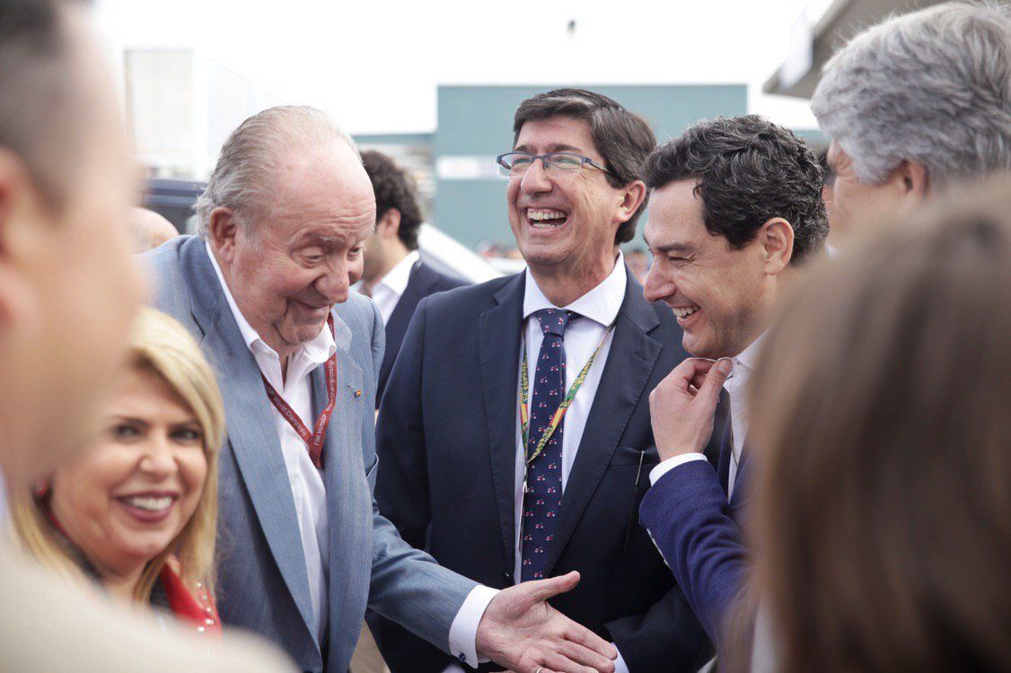 El Rey emérito Juan Carlos, junto a la alcaldesa de Jerez, el presidente y el vicepresidente de la Junta de Andalucía en una foto de archivo. FOTO: Twitter de Juan Marín.