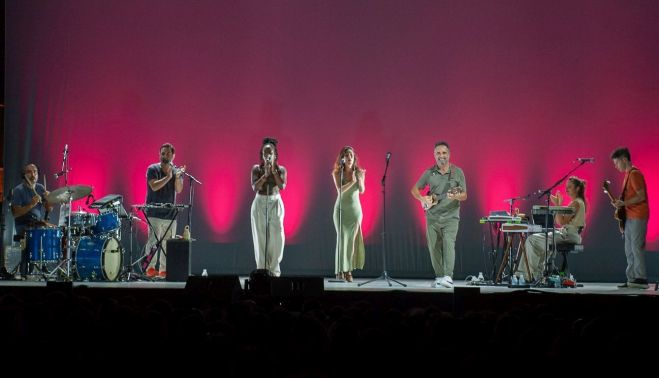 Drexler y su banda al completo, en un interludio por canto de mejorana (panameño).