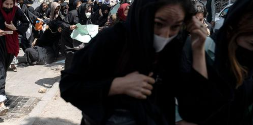 Imagen de la manifestación disuelta a base de disparos en Kabul.  AFP.