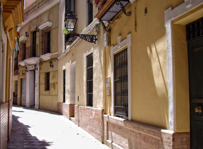 Imagen de una calle de Sevilla. Una chica idea un grupo de Whatsapp para mejorar la seguridad de las mujeres en la ciudad.