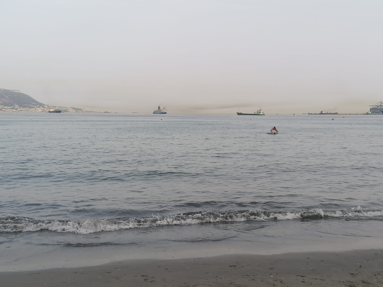 Desde la costa se puede ver la nube de contaminación sobre el Estrecho de Gibraltar.