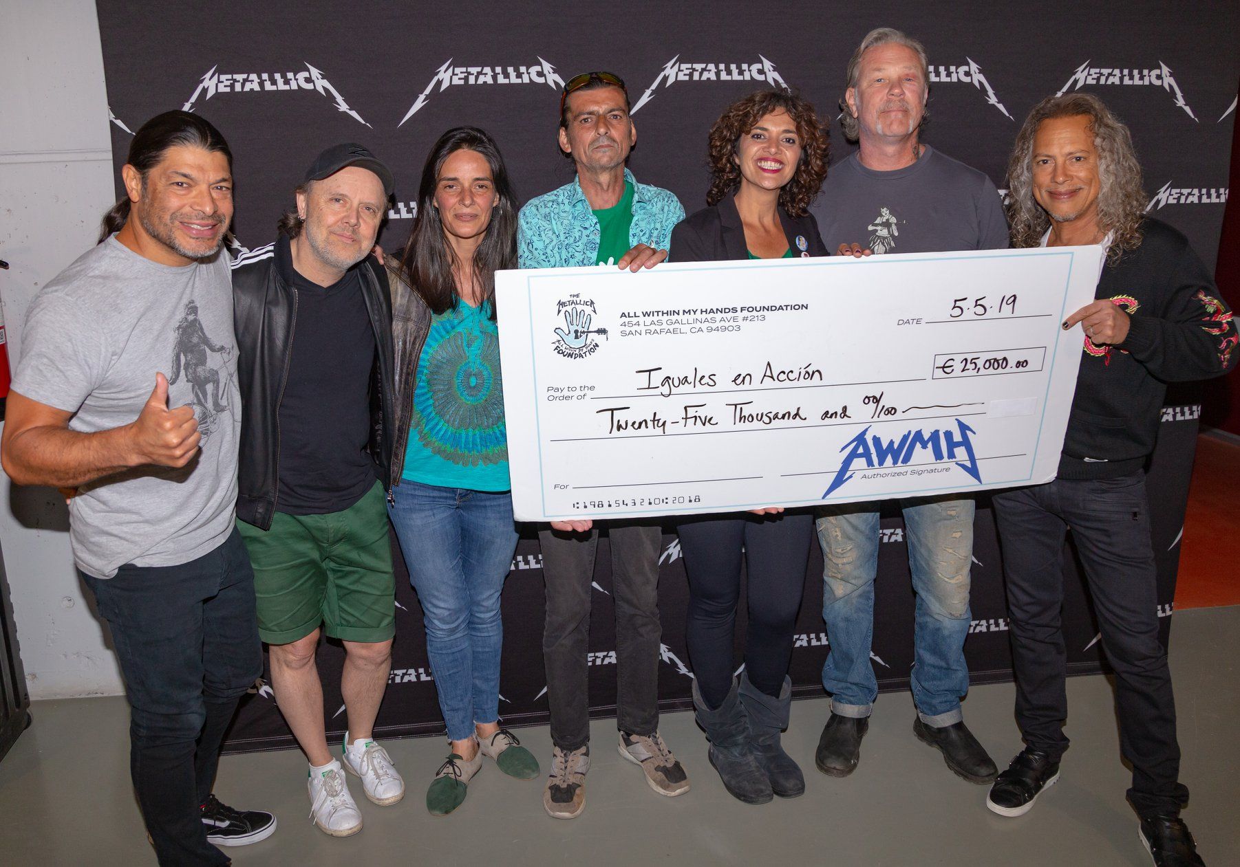 Metallica y las representantes de Iguales en Acción, en Barcelona. FOTO: All Within My Hands Foundation