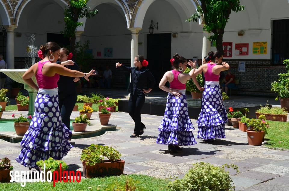 Un espectáculo flamenco en una pasada fiesta de los patios en El Puerto. FOTO: SEGUNDO PLANO. 