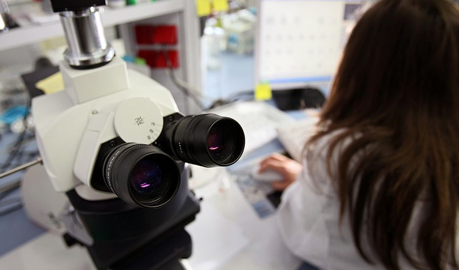 El empleo casi ideal existe: trabajar de lunes a viernes y sueldos de hasta 40.000 euros al año. En la imagen, una técnica de laboratorio.