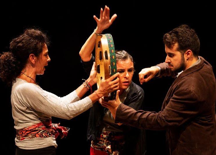 La obra de AndanZas 'Contenedor de sueños' se escenifica en Anfitrión este fin de semana en el escenario tarifeño bajo la dirección de Juana Casado.