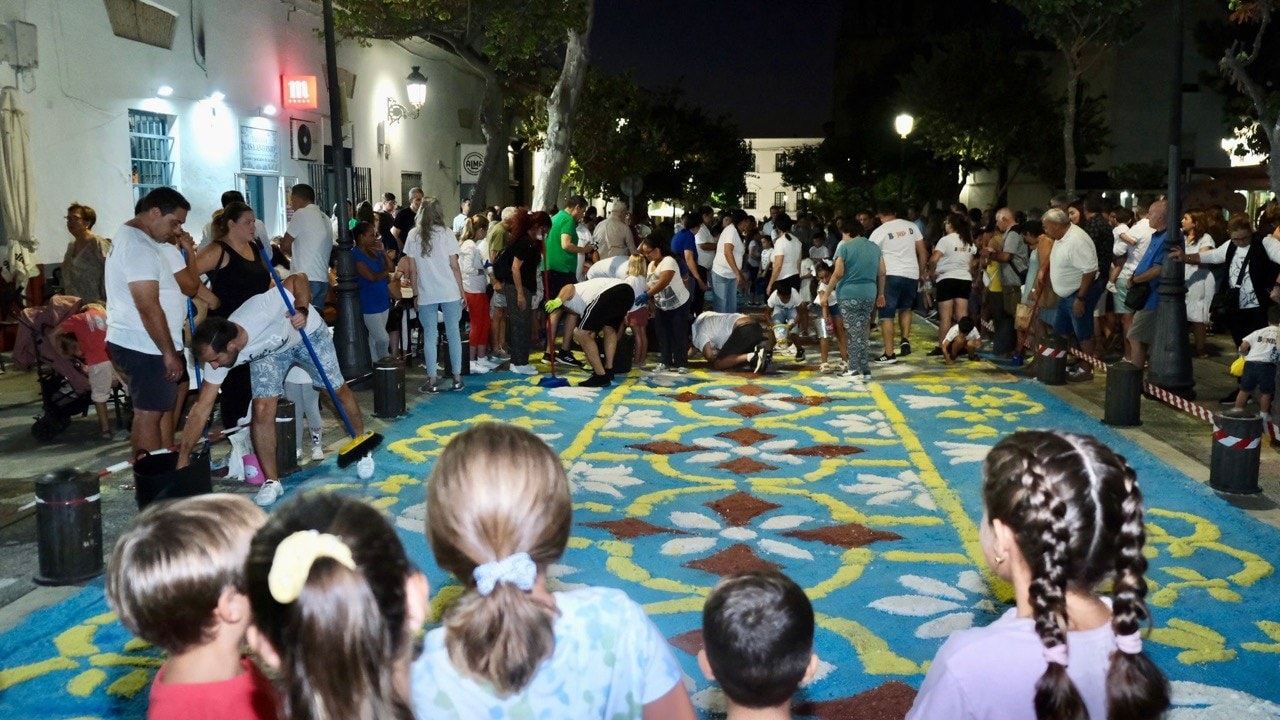 600 kilos de sal ya forman la alfombra de la Caridad, una de las tradiciones más antiguas Sanlúcar.   AYTO DE SANLÚCAR