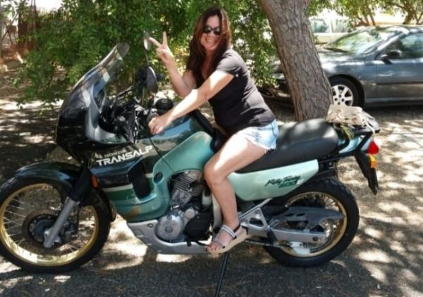 Ana Torres en su moto robada recientemente tras el partido Cádiz CF - Real Sociedad.