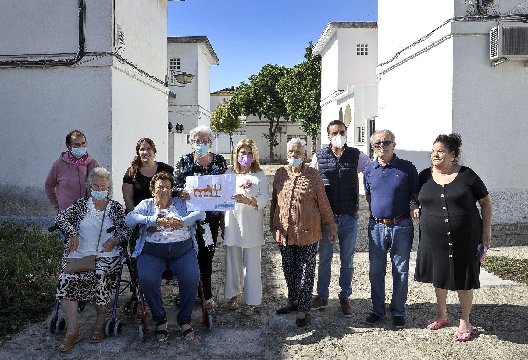 La alcaldesa de Jerez, Mamen Sánchez, junto a algunos vecinos de la calle Cepa.