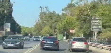 ‘A todo gas’ en Marbella: un coche intenta echar a otro de la carretera a pleno día